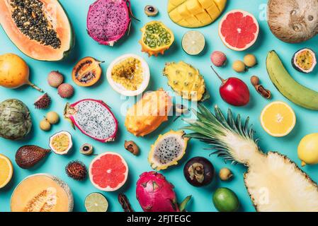 Konzept der tropischen Früchte. Exotische Früchte - Ananas, Papaya, Mango, annona, Banane, Pitahaya, Kiwano, afrikanische Melone, Tamarillofrucht, Granadilla Stockfoto