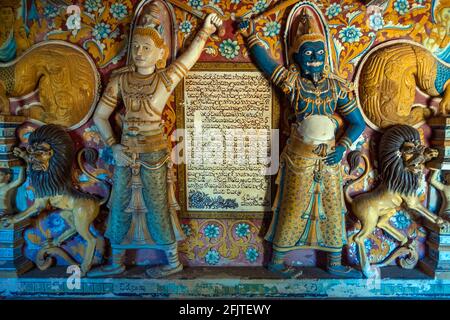 Mulkirigala, Sri Lanka, Asien: Wandmalereien und Statuen im Inneren des Mulkirigala-Tempels Stockfoto