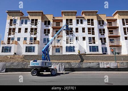 Bauarbeiter haben einen riesigen Apartmentkomplex am Deschutes River in Bend, Oregon, in den letzten Schliff gebracht. Biegung wurde einer unterzogen Stockfoto