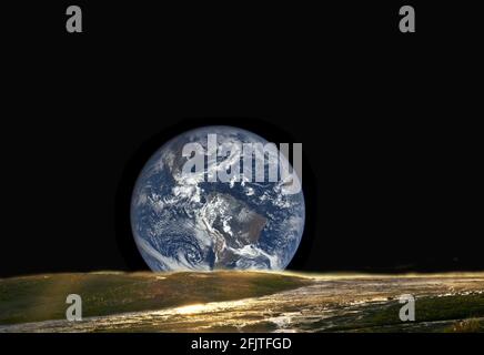 Die Erde steigt über der Mondoberfläche auf, zusammengesetztes Bild, Weltraum. Stockfoto