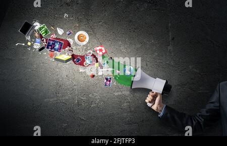 Geschäftsmann hand Megaphon an der Wand Stockfoto