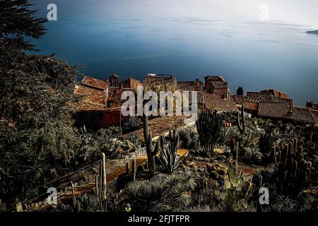 Schöne Aussicht vom Dorf Èze auf die ligurische Küste. Stockfoto