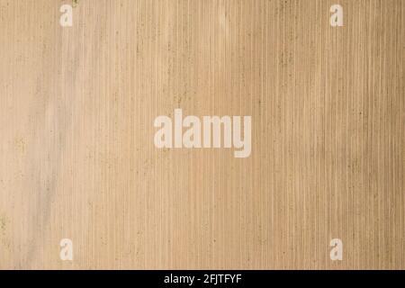 Leeres Feld für die Aussaat im Frühjahr vorbereitet, Luftdrohne Draufsicht Stockfoto