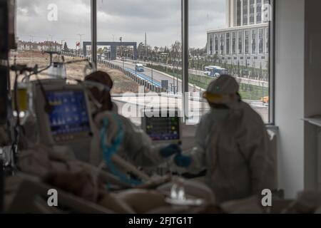 Ankara, Türkei. April 2021. Mitarbeiter des Gesundheitswesens überwachen COVID-19-Patienten auf der Intensivstation. Medizinische Fachkräfte, die im Stadtkrankenhaus Ankara arbeiten, kämpfen mit der Krankheit auf der Intensivstation, die COVID-19 vorbehalten ist. Die Türkei hat bisher 4,629,969 Coronavirus-Fälle bestätigt, 4,073,644 davon wurden geborgen. Kredit: SOPA Images Limited/Alamy Live Nachrichten Stockfoto