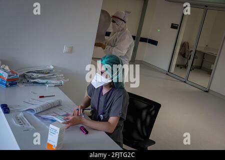 Ankara, Türkei. April 2021. Mitarbeiter im Gesundheitswesen überwachen einen COVID-19-Patienten. Medizinische Fachkräfte, die im Stadtkrankenhaus Ankara arbeiten, kämpfen mit der Krankheit auf der Intensivstation, die COVID-19 vorbehalten ist. Die Türkei hat bisher 4,629,969 Coronavirus-Fälle bestätigt, 4,073,644 davon wurden geborgen. Kredit: SOPA Images Limited/Alamy Live Nachrichten Stockfoto