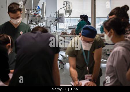 Ankara, Türkei. April 2021. Mitarbeiter des Gesundheitswesens überwachen einen COVID-19-Patienten auf der Intensivstation. Medizinische Fachkräfte, die im Stadtkrankenhaus Ankara arbeiten, kämpfen mit der Krankheit auf der Intensivstation, die COVID-19 vorbehalten ist. Die Türkei hat bisher 4,629,969 Coronavirus-Fälle bestätigt, 4,073,644 davon wurden geborgen. Kredit: SOPA Images Limited/Alamy Live Nachrichten Stockfoto