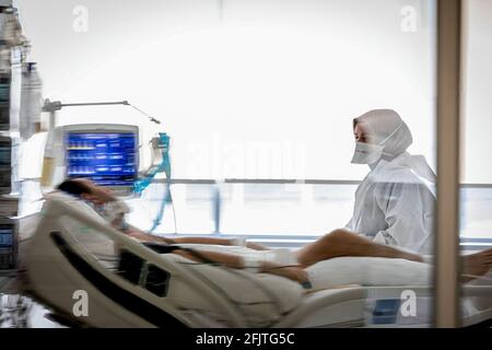 Ankara, Türkei. April 2021. Eine Krankenschwester, die eine persönliche Schutzausrüstung (PSA) trägt, überwacht einen COVID-19-Patienten. Medizinische Fachkräfte, die im Stadtkrankenhaus Ankara arbeiten, kämpfen mit der Krankheit auf der Intensivstation, die COVID-19 vorbehalten ist. Die Türkei hat bisher 4,629,969 Coronavirus-Fälle bestätigt, 4,073,644 davon wurden geborgen. Kredit: SOPA Images Limited/Alamy Live Nachrichten Stockfoto