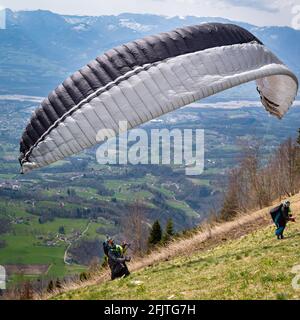 Panorama des Tales von der Schutzhütte. Erster Versuch, einen Gleitschirm zu starten. San Gregorio nelle Alpi, Belluno, Italien Stockfoto