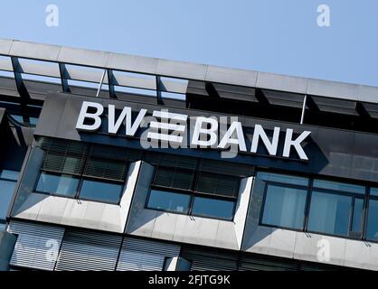 Stuttgart, Deutschland. April 2021. Ein BW Bank Logo ist an einer Zweigstelle angebracht. Die BW Bank schließt fast jede zweite Filiale. Die Kürzungen sind eine der Folgen der Corona-Pandemie. (An dpa: 'BW-Bank schließt fast die Hälfte ihrer Filialen') Quelle: Bernd Weißbrod/dpa/Alamy Live News Stockfoto