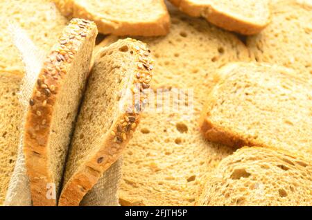 Zwei Scheiben Getreidebrot auf Brotseite, Copyspace Stockfoto