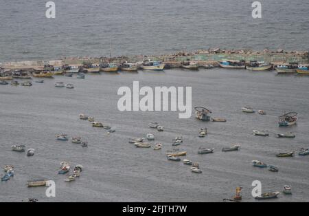 Gaza-Stadt. April 2021. Fischerboote werden am Hafen von Gaza City gesehen, 26. April 2021. Israel schloss Anfang Montag die Offshore-Fischereizone des Gazastreifens, nachdem über Nacht Raketenbeschuss aus der palästinensischen Enklave ausgelöst wurde, während der schlimmste Ausbruch in der Region in den letzten Monaten zu verzeichnen war. Kredit: Rizek Abdeljawad/Xinhua/Alamy Live Nachrichten Stockfoto