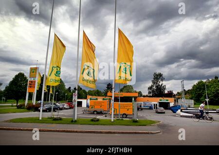 Am letzten Tag vor der Schließung einer Preem-Tankstelle in Linköping. Preem flagiert auf einem halben Mast vor der Tankstelle. Stockfoto