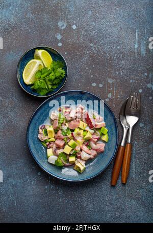 Peruanische Ceviche mit frischem Fisch und Meeresfrüchten auf dem Teller Oben Stockfoto