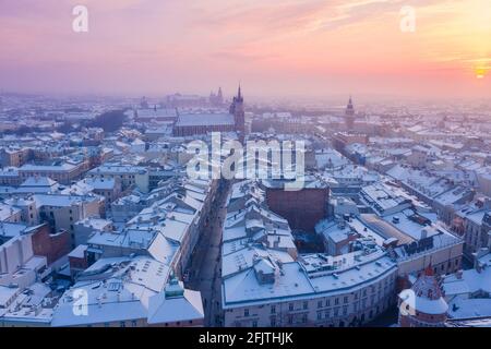 Krakauer Altstadt im Winter. Schnee auf Dächern in der Altstadt im Winter Krakau Polen bei Sonnenuntergang. Historischer Hauptstadtplatz Rynek, Royal Road und Kirchen. Sn Stockfoto