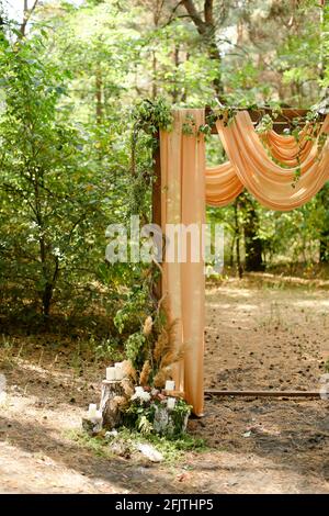 Gelb dekorierter Hochzeitsaltar im Park. Stockfoto
