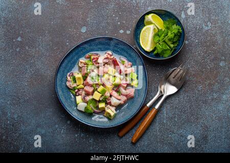 Peruanische Ceviche mit frischem Fisch und Meeresfrüchten auf dem Teller Oben Stockfoto