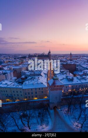 Verschneiten Winter in Krakau Polen Luftaufnahme vertikalen Panorama. St. Florian's Gate, Florianska Tourist Walking Street führt zu Rynek Glowny Main City aufhört Stockfoto