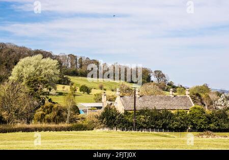 Attraktive Steinhäuser inmitten der hügeligen Landschaft von Cotswold. Stockfoto