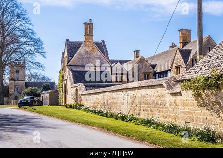 Broadway Court und die Alte Kirche, die der Hl. Eadburgha in den Cotswolds gewidmet ist. Stockfoto
