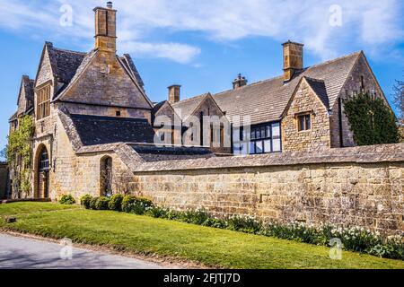 Broadway Court und die Alte Kirche, die der Hl. Eadburgha in den Cotswolds gewidmet ist. Stockfoto