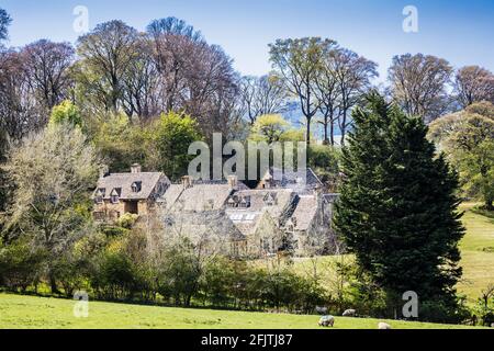 Attraktive Steinhäuser inmitten der hügeligen Landschaft von Cotswold. Stockfoto