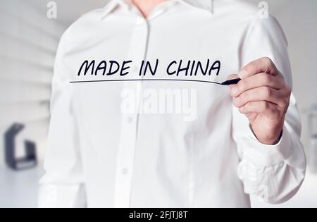 Businessman Hand hält einen Stift und unterstreicht die in China gemachten Worte auf einem virtuellen Bildschirm. Stockfoto