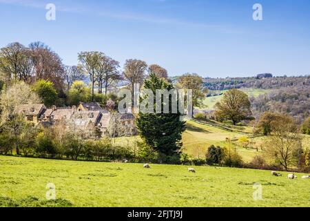 Attraktive Steinhäuser inmitten der hügeligen Landschaft von Cotswold. Stockfoto