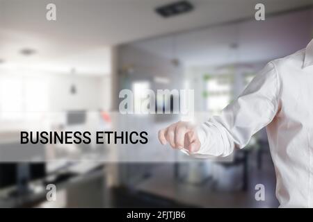 Männliche Hand drückt das Wort Geschäftsethik auf eine virtuelle Suchanzeige. Stockfoto