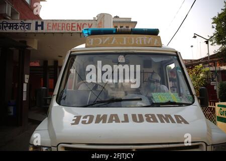 Kathmandu, Nepal. April 2021. Ein Krankenwagen mit COVID-19-Patienten wird in einem Krankenhaus in Kathmandu, Nepal, am 26. April 2021 gesehen. Die Zahl der bestätigten Fälle von COVID-19 in Nepal überschritten die 300,000-Marke, teilte das nepalesische Gesundheitsministerium am Sonntag mit. Quelle: Sulav Shrestha/Xinhua/Alamy Live News Stockfoto