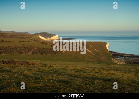 Blick nach Osten über einige der Sieben Schwestern in Richtung Birling GAP und Belle Tout von Rough Brow (1) Stockfoto