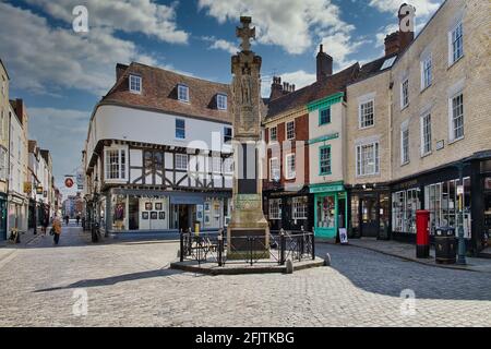 Der alte Marktplatz, The Buttermarket and Burgate, Canterbury, Kent, Großbritannien, zeigt alte unabhängige Geschäfte rund um das Kriegsdenkmal Stockfoto