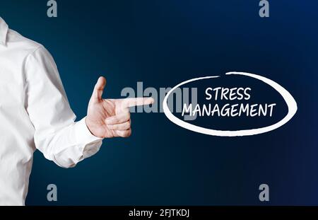 Businessman Hand zeigt auf das Wort Stressmanagement mit einem Umriss Kreis. Stressmanagement am Arbeitsplatz. Stockfoto