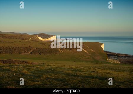 Blick nach Osten über einige der Sieben Schwestern in Richtung Birling GAP und Belle Tout von Rough Brow (1) Stockfoto