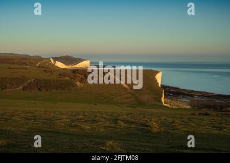 Blick nach Osten über einige der Sieben Schwestern in Richtung Birling GAP und Belle Tout von Rough Brow (1) Stockfoto