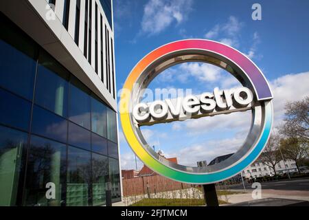 Hauptsitz der Covestro AG, Hersteller von verschiedenen Rohstoffen auf Basis von Polyurethan und Polycarbonat, Firmenlogo, Chempark, Leverkusen, Nort Stockfoto