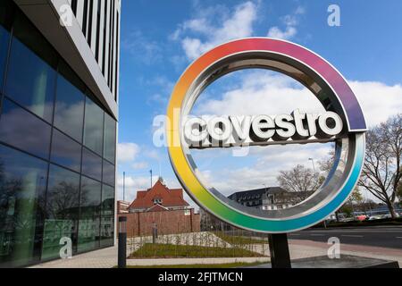 Hauptsitz der Covestro AG, Hersteller von verschiedenen Rohstoffen auf Basis von Polyurethan und Polycarbonat, Firmenlogo, Chempark, Leverkusen, Nort Stockfoto