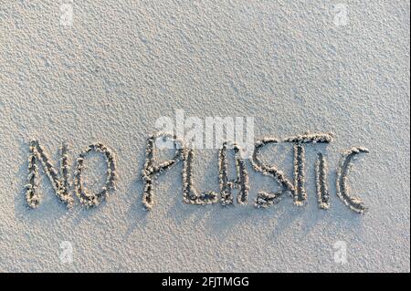 Kein Plastik auf dem Sand geschrieben. Ökologisches Konzept und Umweltschutz. Stockfoto