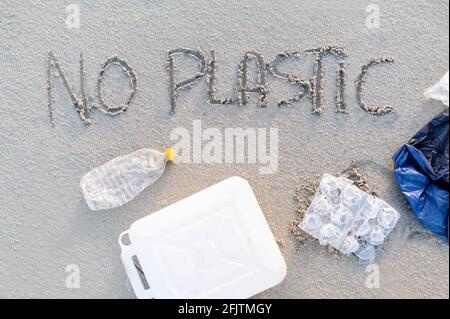 Kein Plastik auf dem Sand, umrahmt von Abfall und Müll. Ökologisches Konzept und Umweltschutz. Stockfoto