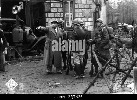 Regisseur KARL Ritter am Drehort dirigierte den französischen Soldaten offen Extras in STUKAS 1941 Regisseur KARL Ritter Drehbuch Felix Lutzkendorf Und Karl Ritter Universum Film (UFA) Stockfoto