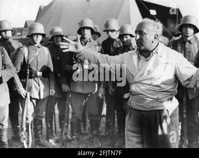 Regisseur KARL Ritter am Drehort dirigierte den deutschen Soldaten offen Extras in STUKAS 1941 Regisseur KARL Ritter Drehbuch Felix Lutzkendorf Und Karl Ritter Universum Film (UFA) Stockfoto