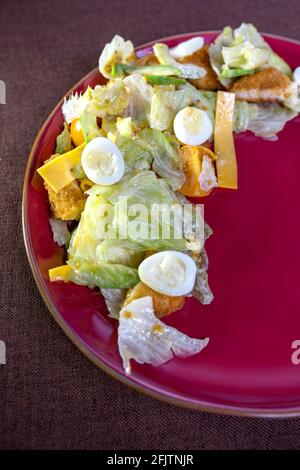 Salat mit Ei, Käse und Kräutern aus nächster Nähe. Stockfoto