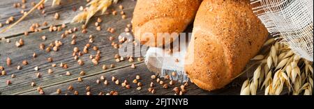 Brot Vollkorn Hafer und Buchweizenmehl mit Spikes auf altem Holzhintergrund. Selektiver Fokus. Stockfoto