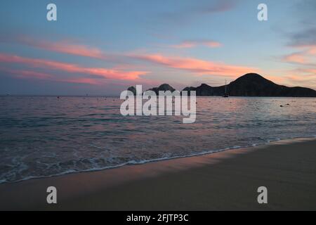 LOS CABOS, MEXIKO - 03. Mär 2021: Panoramasicht auf den Sonnenuntergang über der Bucht auf das Kap in der Nähe von El Arco oder den Arch in Los Cabos, Cabo San Lucas, Mexiko Stockfoto