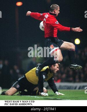 Eric Cantona springt über West Hams Torwart Ludo Miklosko Während des Ligaspiels West Ham V Manchester United Stockfoto