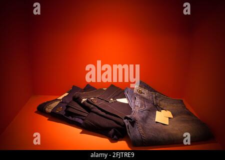 Jeans-Hosen am Fenster. Stockfoto