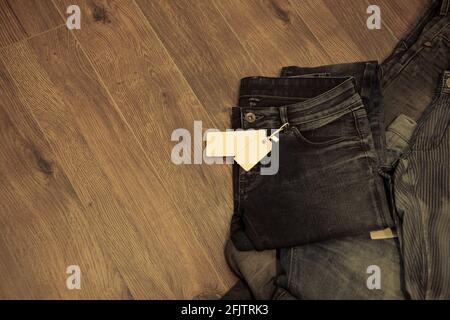 Jeans-Hose auf Holzhintergrund. Stockfoto