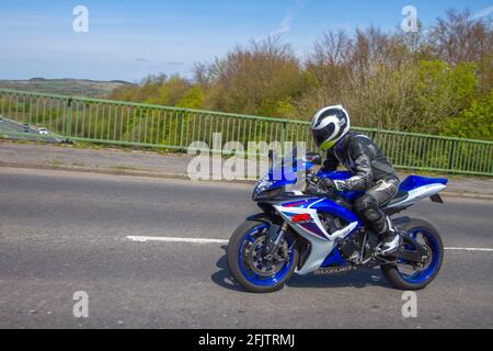 2008; Suzuki GSXR 600 K7; blau-weißer Motorradfahrer; zweirädriger Transport, Motorräder, Fahrzeug auf britischen Straßen, Motorräder, Motorradfahrer, die in Manchester, Großbritannien, unterwegs sind Stockfoto