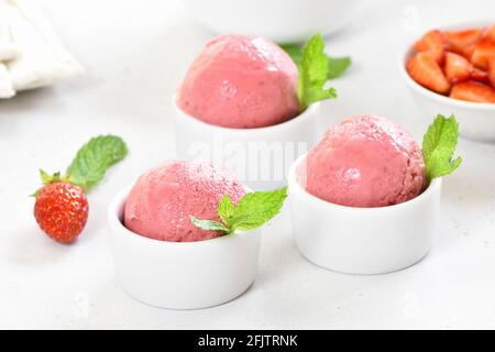 Erdbeer-Eislöffel in der Schüssel, Nahaufnahme Stockfoto