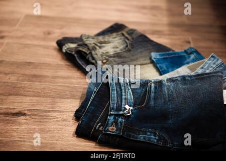 Jeans-Hose auf Holzhintergrund. Stockfoto