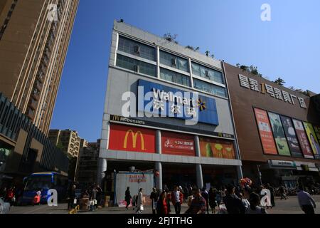 Walmart Marktfassade in Shenzhen. Walmart Inc. Ist ein US-amerikanisches multinationales Einzelhandelsunternehmen, das eine Kette von Hypermärkten betreibt Stockfoto